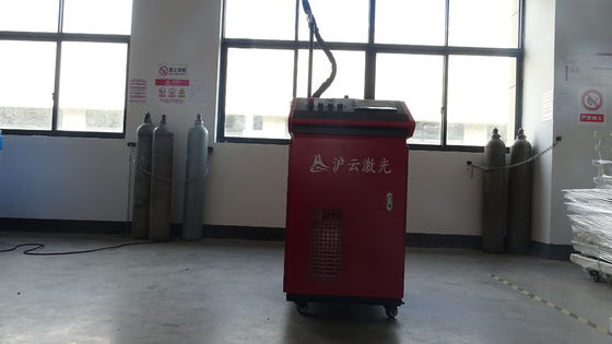 เครื่องเชื่อมเลเซอร์มือที่เย็นด้วยน้ํา 1000W 1500W 2000W 3000W สําหรับการตัดความหนา 1-6 มม