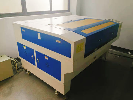 1000-26000mm/min ความเร็วการตัด เครื่องตัดเลเซอร์ CO2 ด้วยความสูงและการบริการ