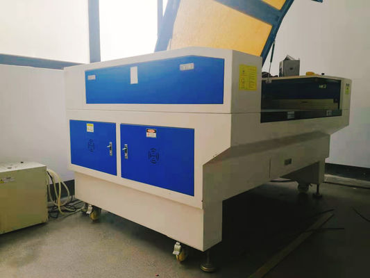 1000-26000mm/min ความเร็วการตัด เครื่องตัดเลเซอร์ CO2 ด้วยความสูงและการบริการ