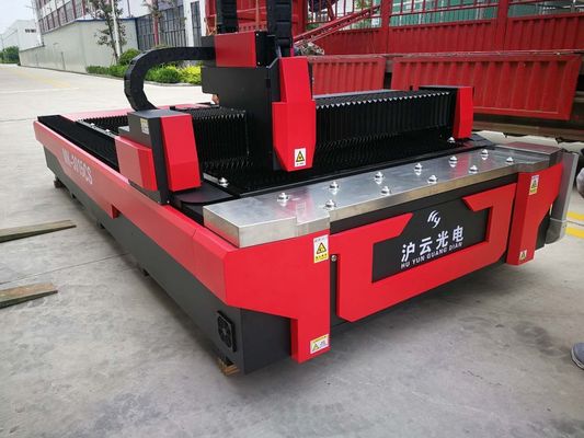 มอเตอร์เซอร์โว Yaskawa ความละเอียดสูง 3015 เครื่องตัดไฟเบอร์เลเซอร์ 1000W โลหะแผ่น