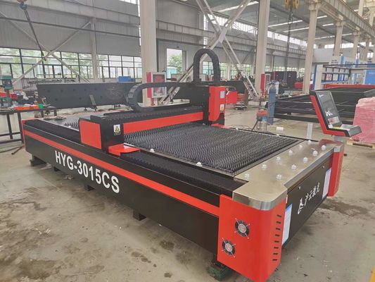 การตัดเลเซอร์เส้นใยความแม่นยําสูง การตั้งค่า Gantry ประเภท 3015 CNC 1000w 2000w 3000w