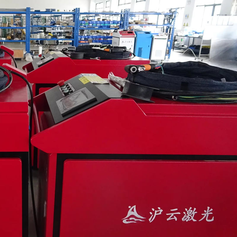 เครื่องเชื่อมเลเซอร์มือถือ 1000W 1500W 2000W 3000W ความเร็วการตัด 100m/min